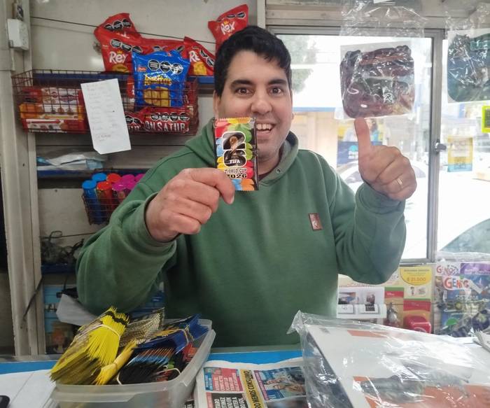 Cliente Emporio del Coleccionista abriendo sobres Panini en Buenos Aires