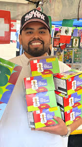 Cliente Emporio del Coleccionista mostrando su álbum Panini en Córdoba