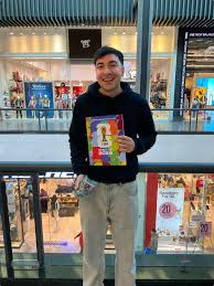 Cliente Emporio del Coleccionista con caja de figuritas Panini en Rosario