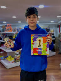Cliente Emporio del Coleccionista con sobres Panini en Mendoza