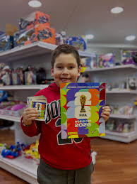 Cliente Emporio del Coleccionista con álbum dorado Panini en La Plata