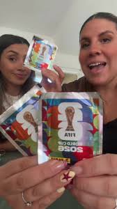 Amigas clientas Emporio del Coleccionista con álbum Panini en San Isidro