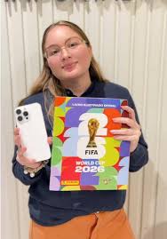 Cliente Emporio del Coleccionista con álbum Panini en Pilar