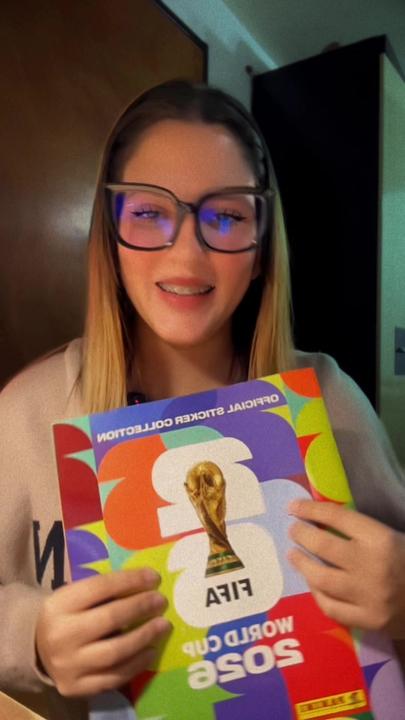 Cliente Emporio del Coleccionista con álbum Panini en Avellaneda