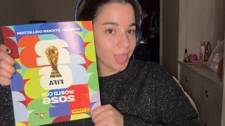 Cliente Emporio del Coleccionista con álbum Panini en Bahía Blanca