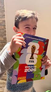 Cliente Emporio del Coleccionista con álbum Panini en Resistencia