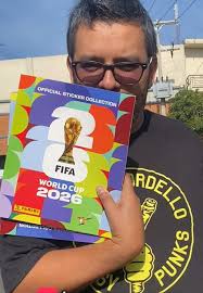 Cliente Emporio del Coleccionista con álbum Panini en Paraná