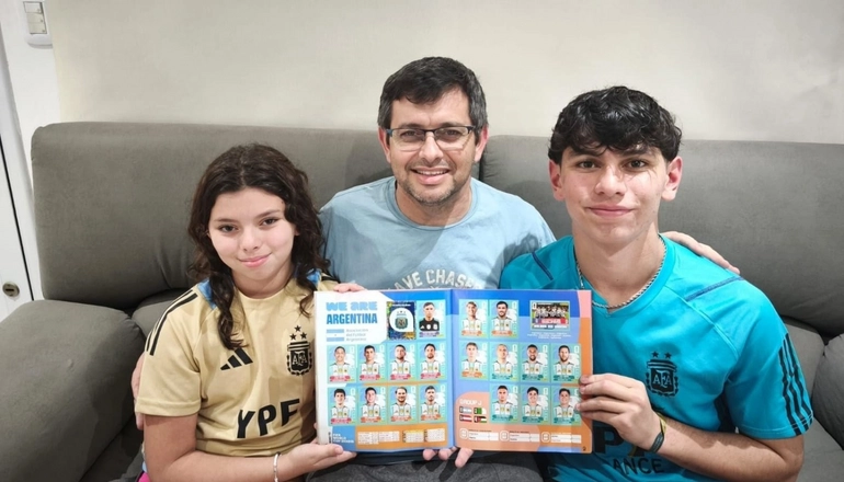 Familia cliente Emporio del Coleccionista con álbum Panini en Salta