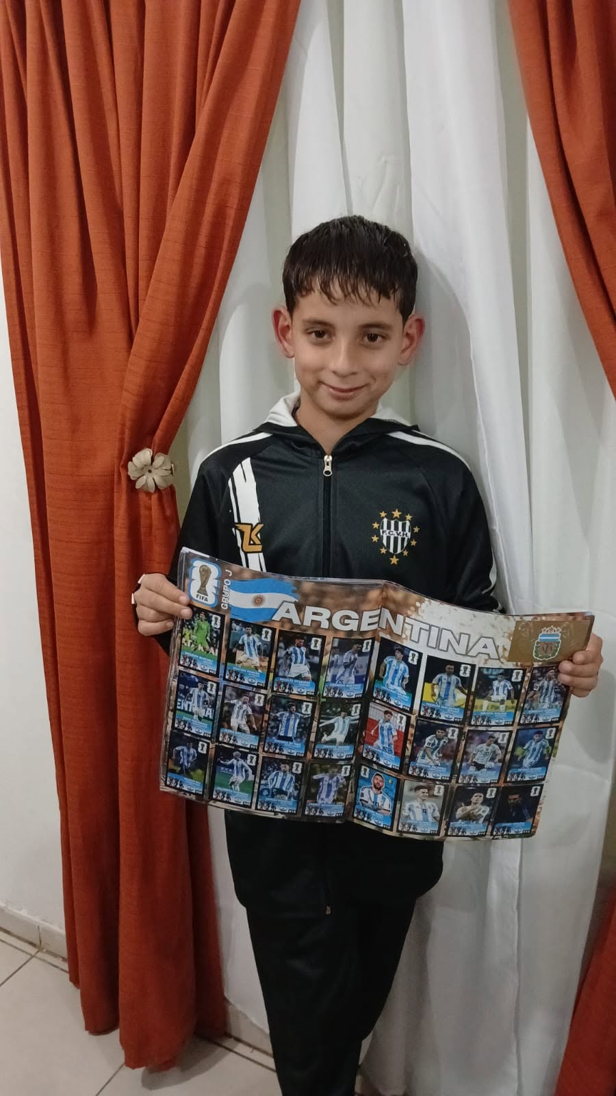 Cliente Emporio del Coleccionista con álbum Panini en Villa María