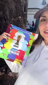 Cliente Emporio del Coleccionista con álbum Panini en Mar del Plata