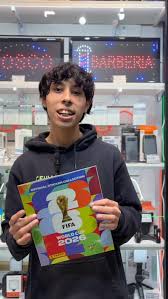 Cliente Emporio del Coleccionista con álbum Panini en Neuquén