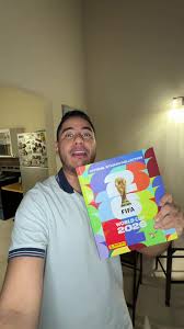 Cliente Emporio del Coleccionista con álbum Panini en San Juan