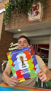 Cliente Emporio del Coleccionista con álbum Panini en Bariloche