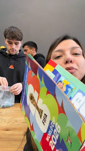Grupo de clientes Emporio del Coleccionista con álbum Panini en Posadas